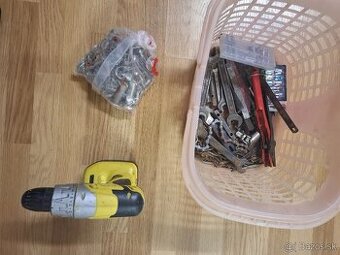 Rôzne náradie a kľúč