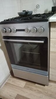 Toaleta, vaňa, umývadlo, kuchynská linka, gauč