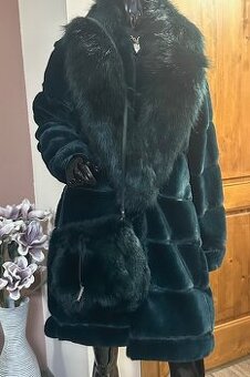 Tmavozelená kožušinová crossbody vak zn. Cango&Rinaldi