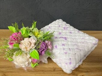 Háčkovaná bielo-fialová deka z jemnej puffy vlny