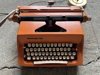 Pisaci stroj a nocna lampa