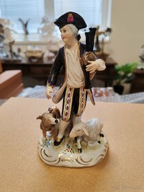 Predám krásnu starožitnu sošku Chlapec so psíkom - 1