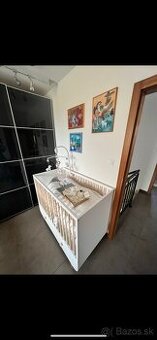 Detská postieľka s úložným priestorom