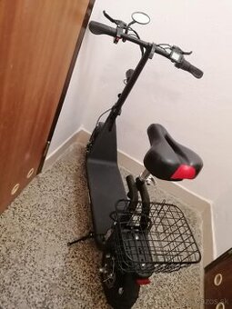 elektrokolobežka so sedadlom Xscooter