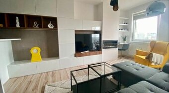 Svetlý a kompletne zariadený 2-izbový byt s loggiou a parkov