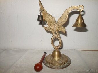 Mosadzné zvonce na mosadznom stojane