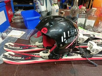 detské lyže s lyžiarkami a prilbou