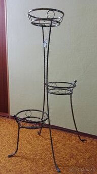 Kovový kvetinový stojan