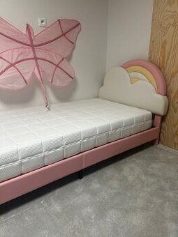 Dievčenská posteľ.