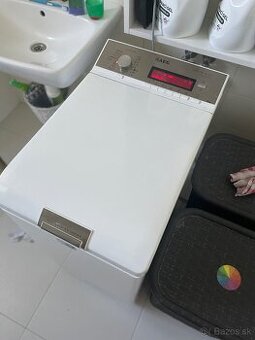 Práčka z hora plnená AEG L86560TL4