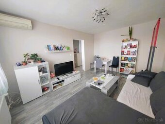 Pekný, slnečný a zariadený 2 izbový byt, ul. Hronská, Levice