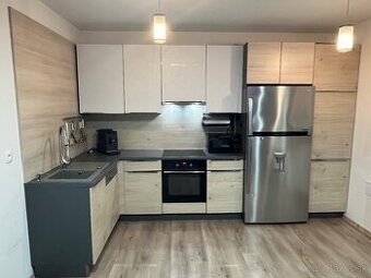 Kuchynská linka so spotrebičmi