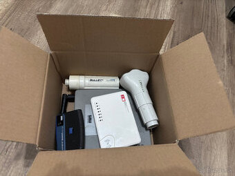 Sada starších routerov + kabeláž