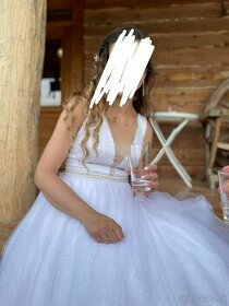Trblietavé svadobné šaty