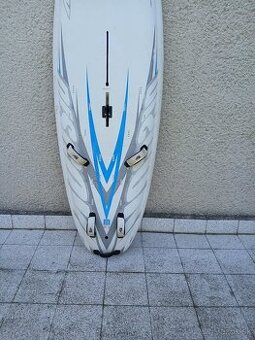 Windsurfing doska pre začiatočníkov so stredovou plutvou