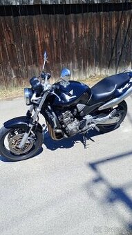 Hornet 900