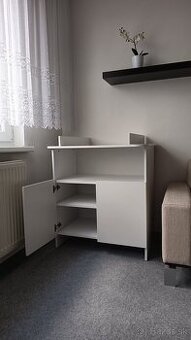 Prebalovaci pult so skrinkou