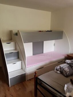 Poschodová posteľ s úložným priestorom