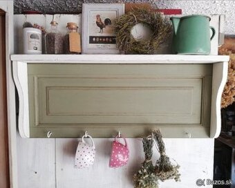 Vidiecka polica zo starých dvierok...