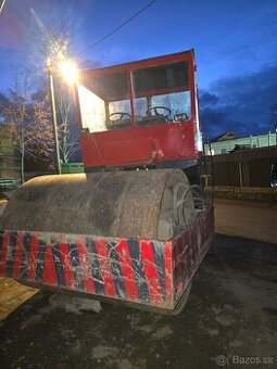 Vibrační válec STAVOSTROJ VV110