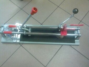 Rezač dlažby s vykružovačom