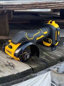 AKU univerzálna rezacka Dewalt