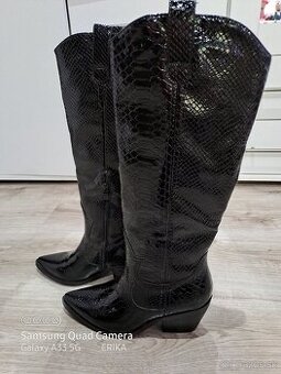 čierne kožene čižmy