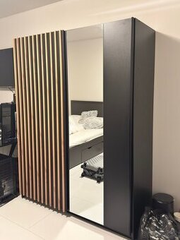 Šatniková skriňa so zrkadlom
