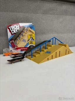 Schodisko so zábradlím a rampou a skateboadmi