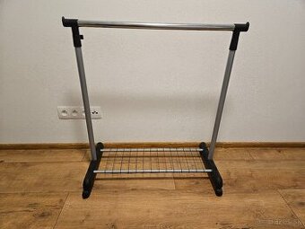 Stojan na oblecenie na kolieskach