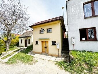 Vinohrad. domček po rekonštrukcii s vinohradom,za Líštinami