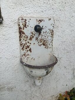 liatinové umývadlo staršie