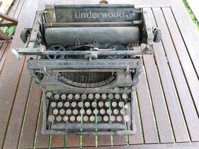 Predám starý písací stroj Undervood