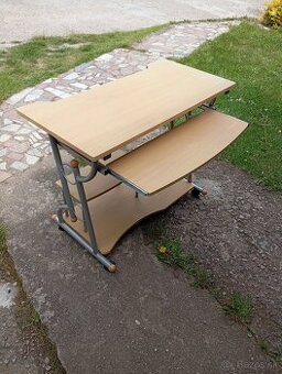 Stôl a otočné kreslo