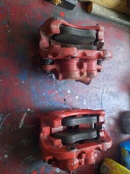 Predne brzdove strmene Audi S2 coupe