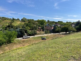 Pozemok na tichom mieste vedľa vinohradu