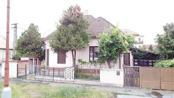 Trojizbový rodinný dom v širšom centre mesta Lučenec