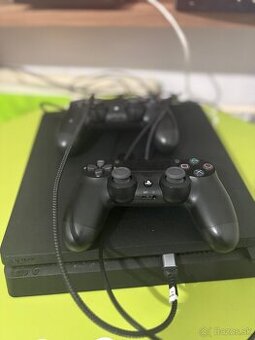 Predávam PS4 s dvoma ovládačmi a 11hier