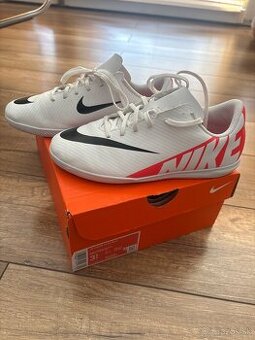 Halovky NIKE JR VAPOR 15 Club IC veľ. 35,5