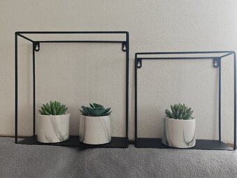 Čierne kovové poličky na stenu