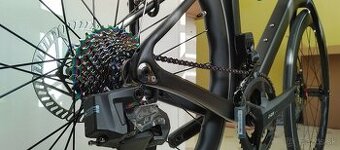 Kompletný karbónový cestný bicykel s elektronickým radením