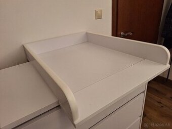 Prebalovaci pult na komodu