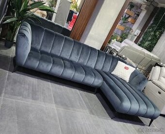 Šedá prešívaná zamatová sedačka