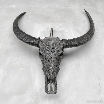 Obrovská šedá vyrezávaná lebka Vodného Bývola - motív Badong