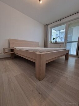 Masívna manželaká postel