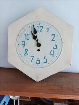 Nástenné hodiny