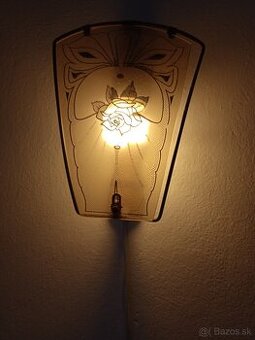 Hnedá lampa na stenu