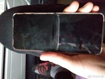 Predam Samsung flip 4 tel je funkčni ale treba vimena vnutor