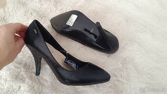 Elegantné čierne lodičky s leskom 35 na vysokom opätku