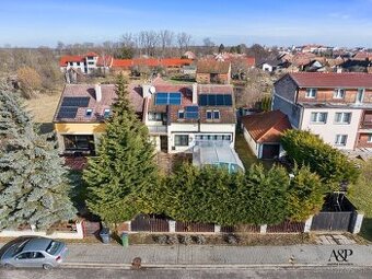 NA PREDAJ 5 IZBOVÝ RODINNÝ DOM S 2 GARÁŽAMI, 739 M2, STRÁŽNI